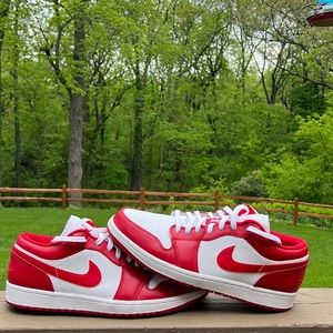 Selling Jordan 1 Low “Gym Red”, with a replacement box